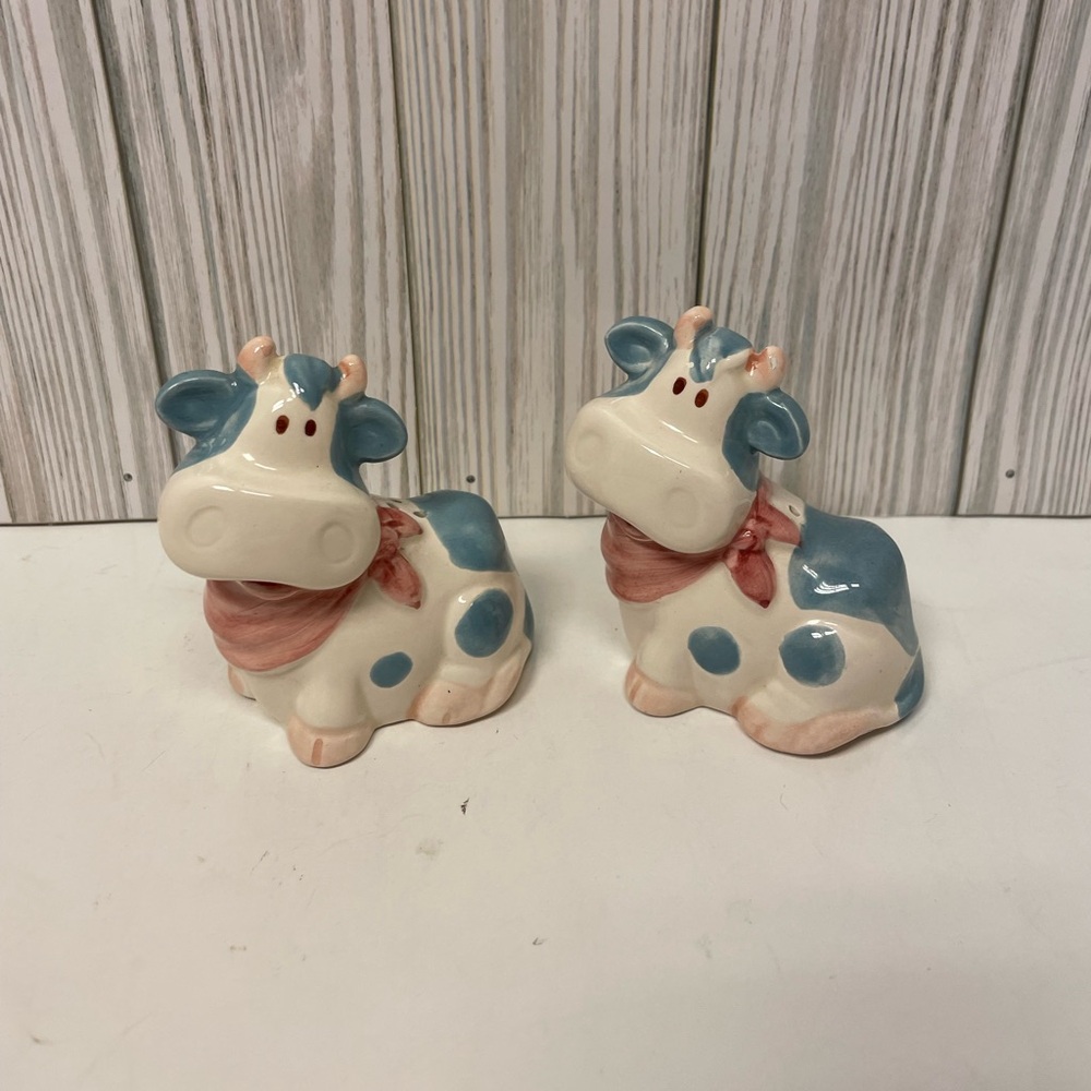 Cooks Tools Porcelain Pink And Blue Cow Salt and Pepper Shaker Set 3 1/2”